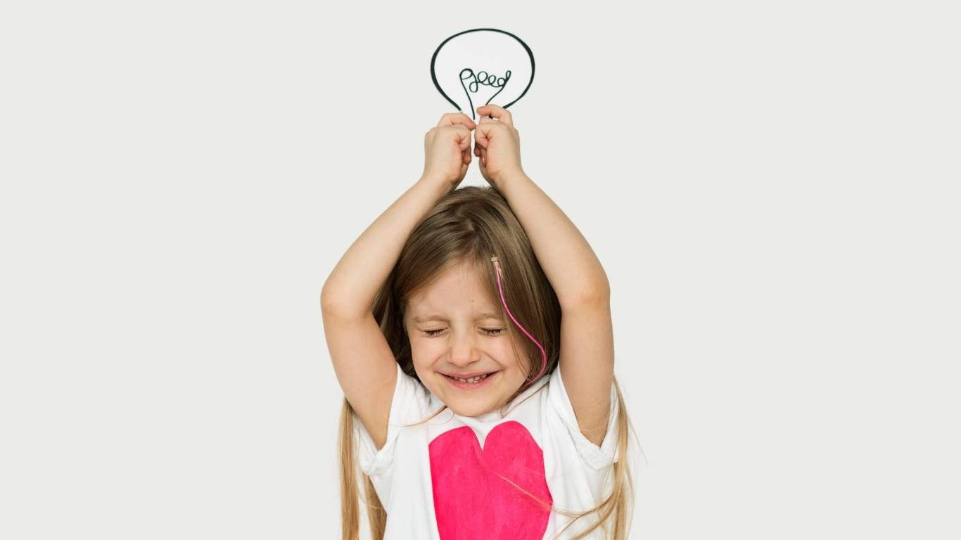 Girl with Light Bulb – A Symbol of Creativity and Child Development Smiling girl with her hands raised above her head, imitating holding a light bulb – a symbol of creativity and child development. A drawn graphic bulb highlights her imagination and ideas.